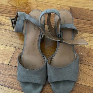 Universal Thread Sandals